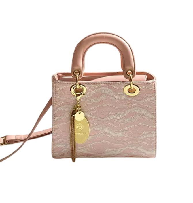 תיק עם תליון יוקרתי